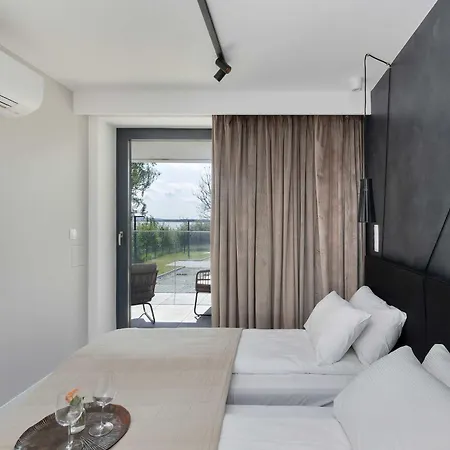 Sea&lake Stylish And With Air Conditioning And Parking Near The In By Renters Apartman *