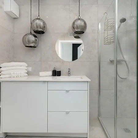 Sea&lake Stylish And With Air Conditioning And Parking Near The In By Renters