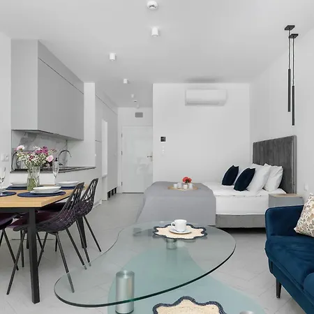 Sea&lake Stylish And With Air Conditioning And Parking Near The In By Renters Apartman