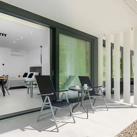 Sea&lake Stylish And With Air Conditioning And Parking Near The In By Renters Apartman